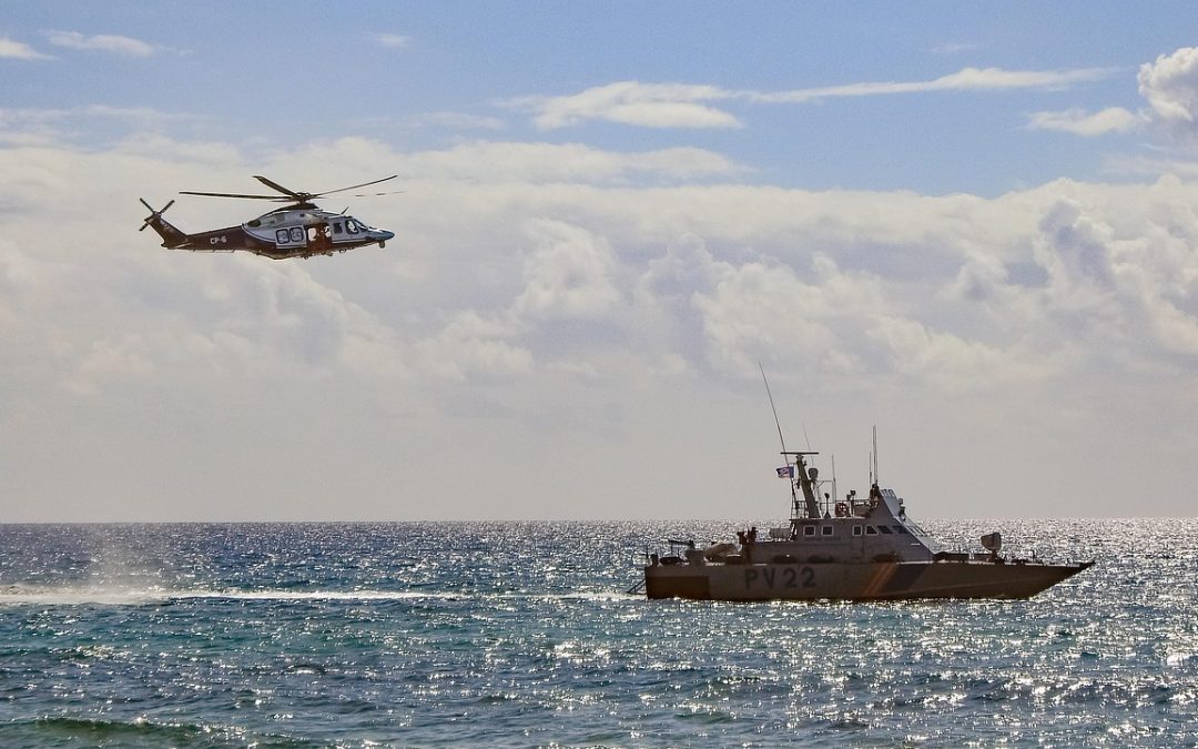 Dinas Damkar Kabupaten Sukabumi Bersihkan Tumpahan Oli di Hutan Kota
